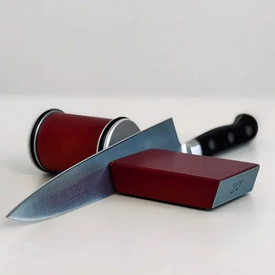 Aiguiseur roulant en bois et couteau sur fond blanc