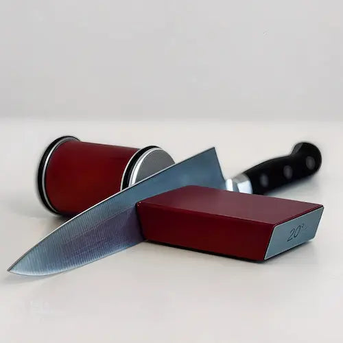 Aiguiseur roulant en bois et couteau sur fond blanc