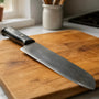 Couteau de cuisine émoussé sur planche en bois