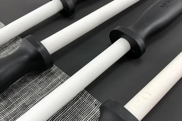 Fusils céramique blancs et noirs sur fond gris