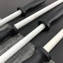 Fusils céramique blancs et noirs sur fond gris