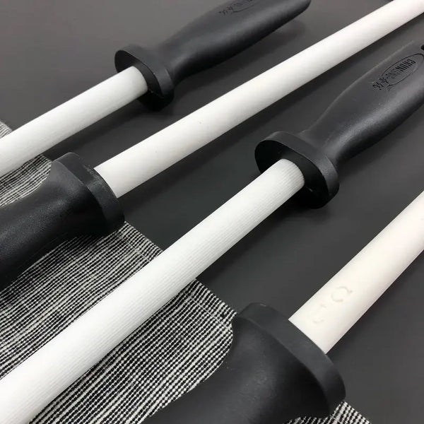 Fusils céramique blancs et noirs sur fond gris