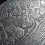 Vue macro d'une lame en acier damas