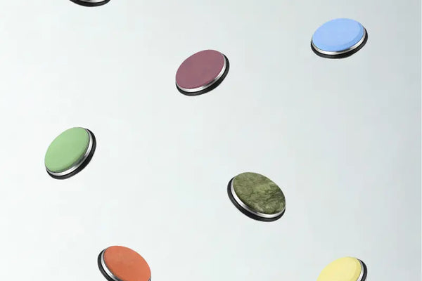 Disques d'aiguisage de toutes les couleurs sur fond gris