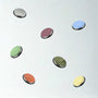 Disques d'aiguisage de toutes les couleurs sur fond gris