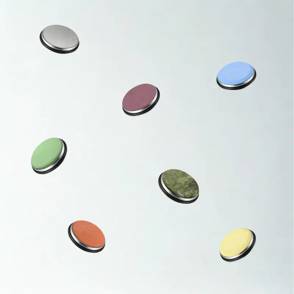 Disques d'aiguisage de toutes les couleurs sur fond gris