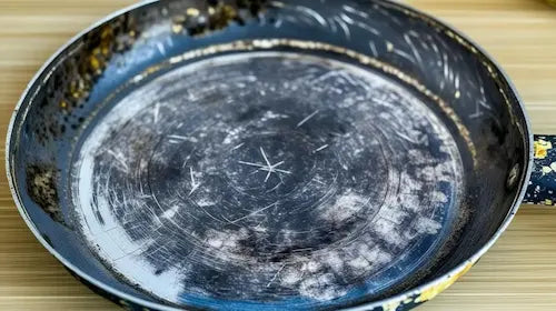 Poêle en téflon abîmée