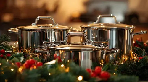 Casseroles en inox sur décor de noël 