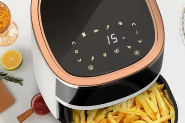 Air fryer blanc noir et cuivre avec frites sur fond blanc