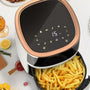 Air fryer blanc noir et cuivre avec frites sur fond blanc