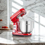 Robot pâtissier rouge sur fond blanc marbré