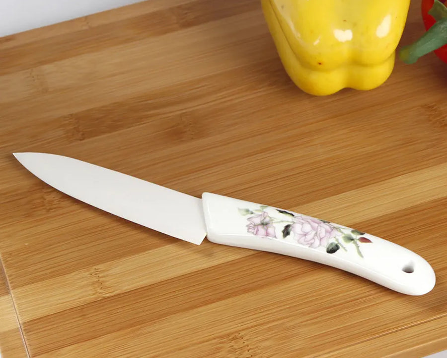 Couteau céramique blanc sur planche en bois