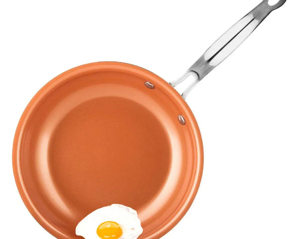 Poele antiadhésive orange avec oeuf