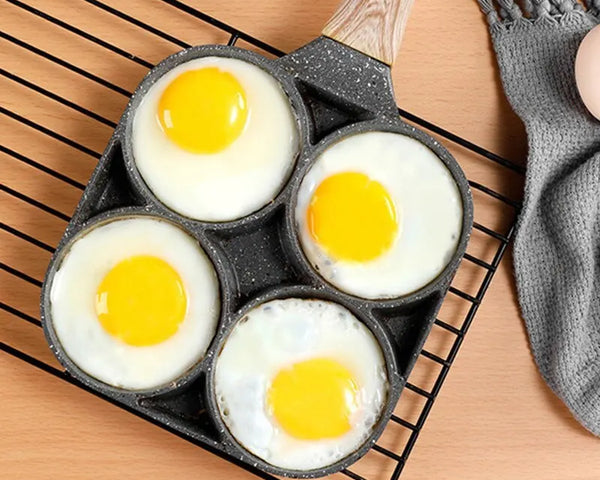 Poêles multi-cuisson avec des œufs 