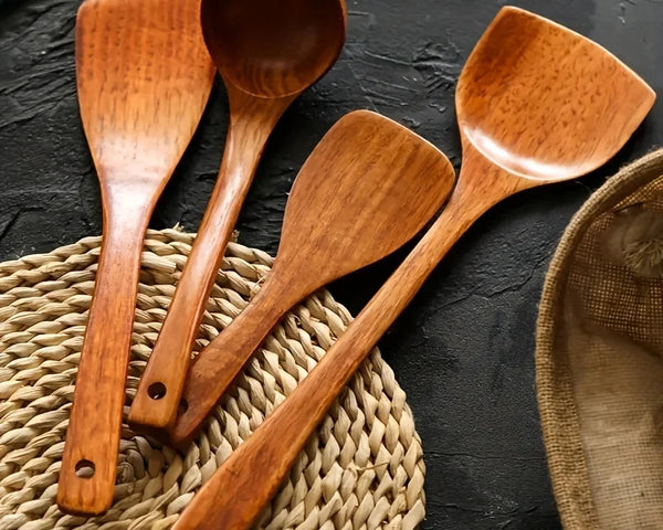 Ustensiles en bois sûr une table noire
