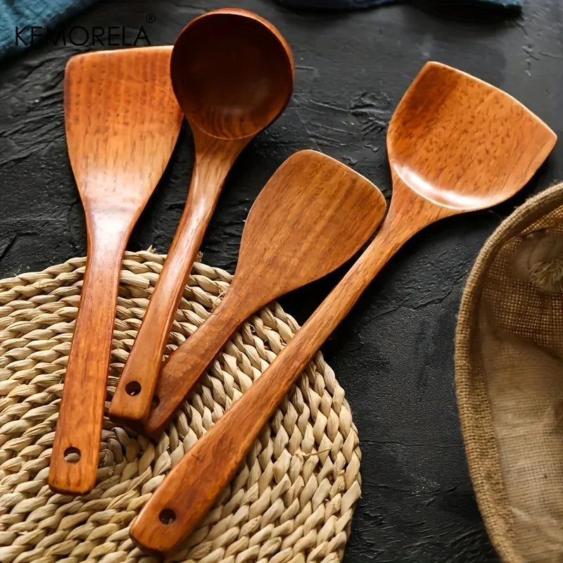 Ustensiles en bois sûr une table noire