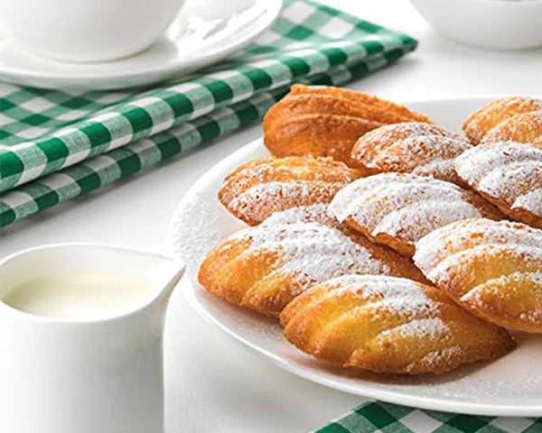 Madeleines disposées sûr une assiette blanche