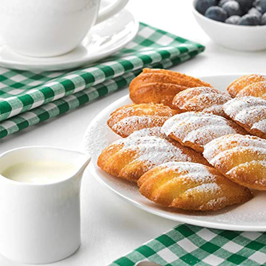 Madeleines disposées sûr une assiette blanche