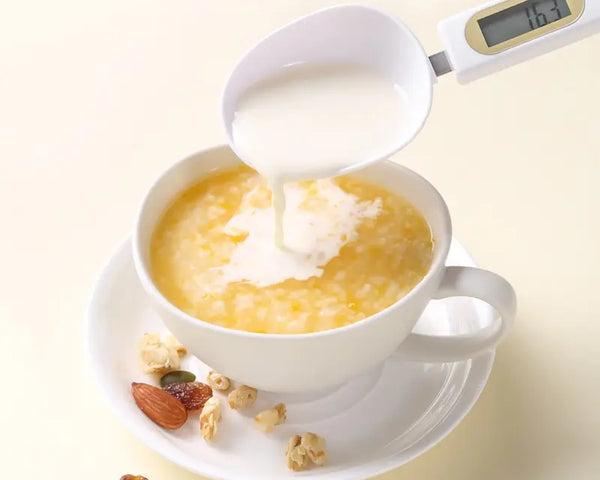 Cuillère de Mesure versant du lait dans une tasse de café
