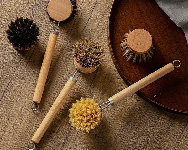 Brosses en bambou disposés sûr un support en bois