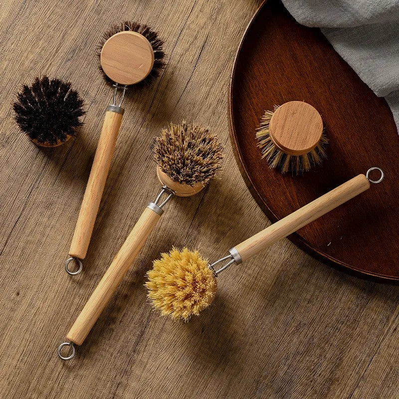 Brosses en bambou disposés sûr un support en bois