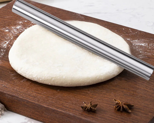 Rouleau à pâtisserie sûr une pâte, sûr une planche en bois 