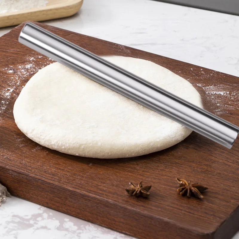 Rouleau à pâtisserie sûr une pâte, sûr une planche en bois 