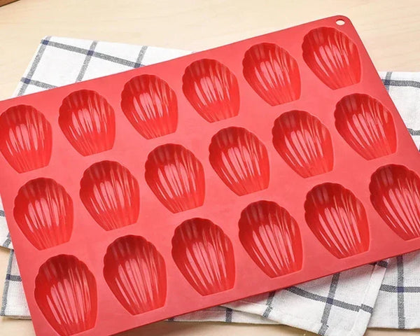 Moule à madeleines, rouge, sûr un torchon