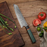 Couteau damas au manche tricolore sur support en bois à côté de légumes