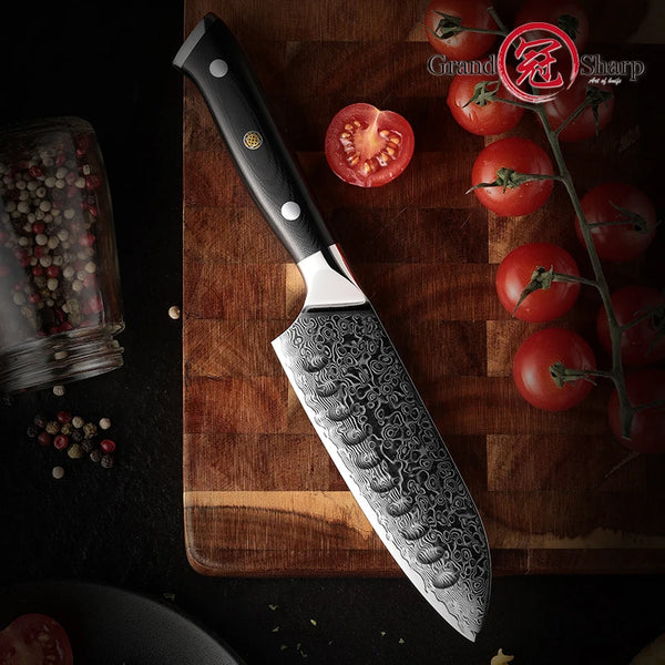 Couteau santoku en acier damas sûr planche en bois.