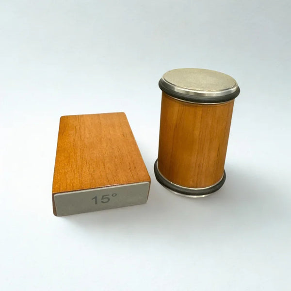 Aiguiseur rotatif en bois sur fond blanc