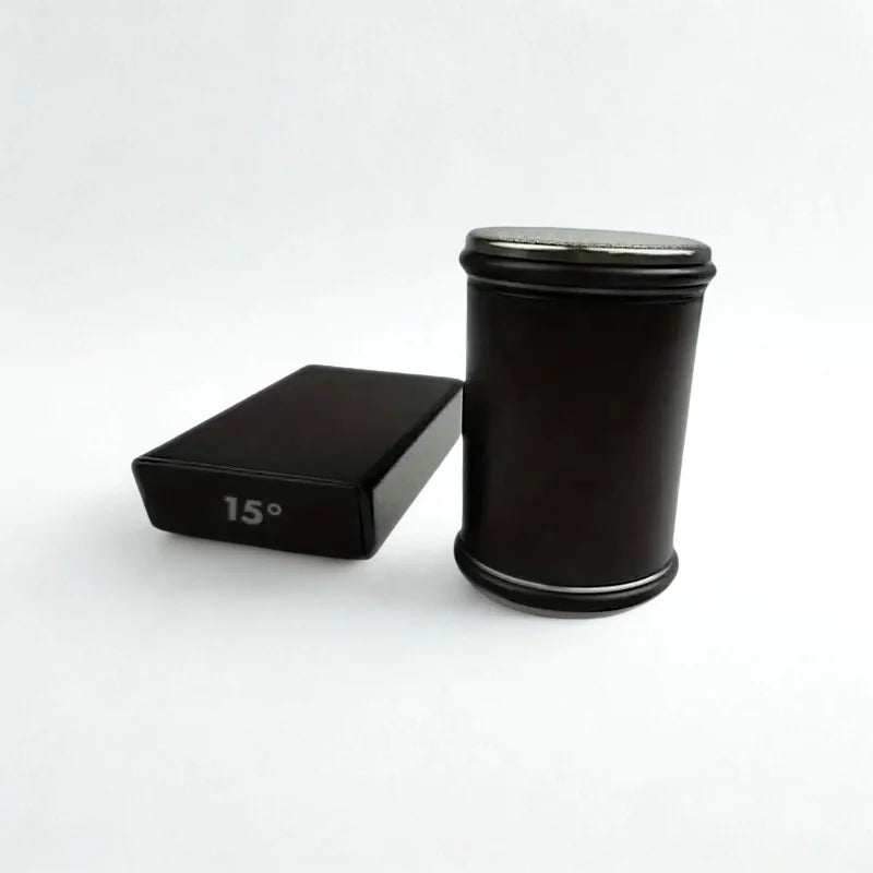 Aiguiseur rotatif en bois noir sur fond blanc