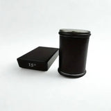 Aiguiseur rotatif en bois noir sur fond blanc