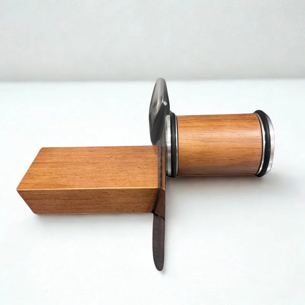 Aiguiseur rotatif en bois et couteau sur fond blanc