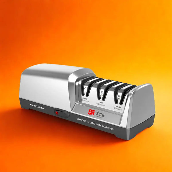 Aiguiseur électrique sur fond orange