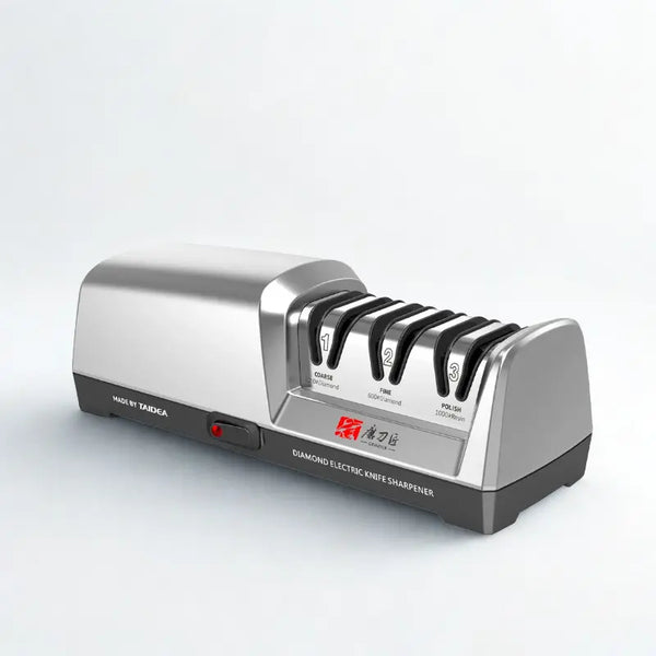 Aiguiseur électrique sur fond blanc