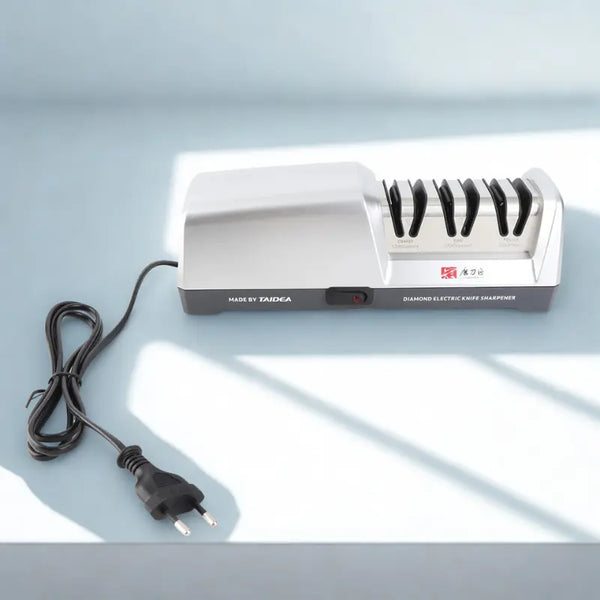 Aiguiseur électrique sur fond blanc