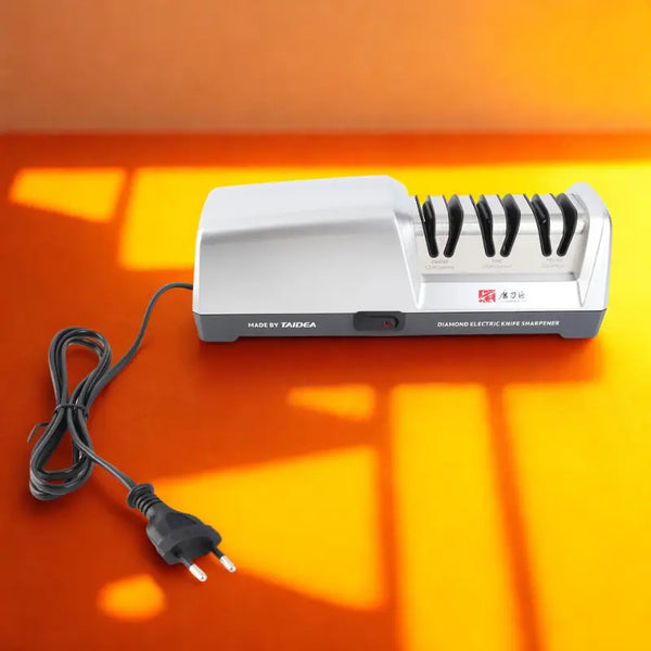 Aiguiseur électrique sur fond orange