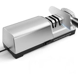 Couteau en plein aiguisage dans l'aiguiseur électrique 3 stages gris sur fond blanc