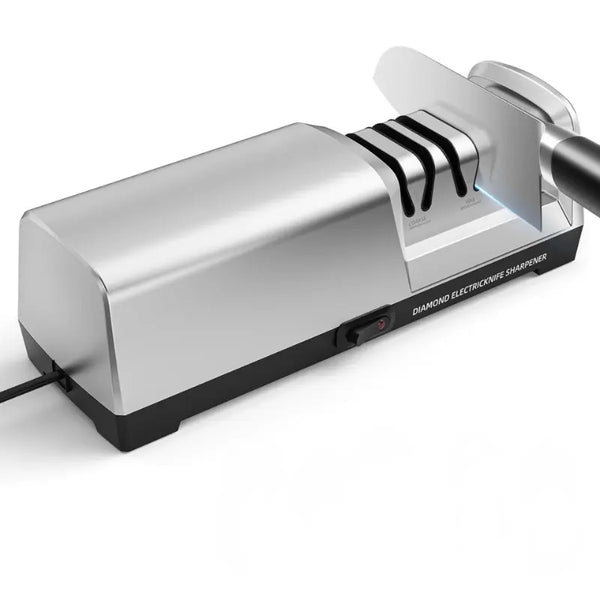 Couteau en plein aiguisage dans l'aiguiseur électrique 3 stages gris sur fond blanc