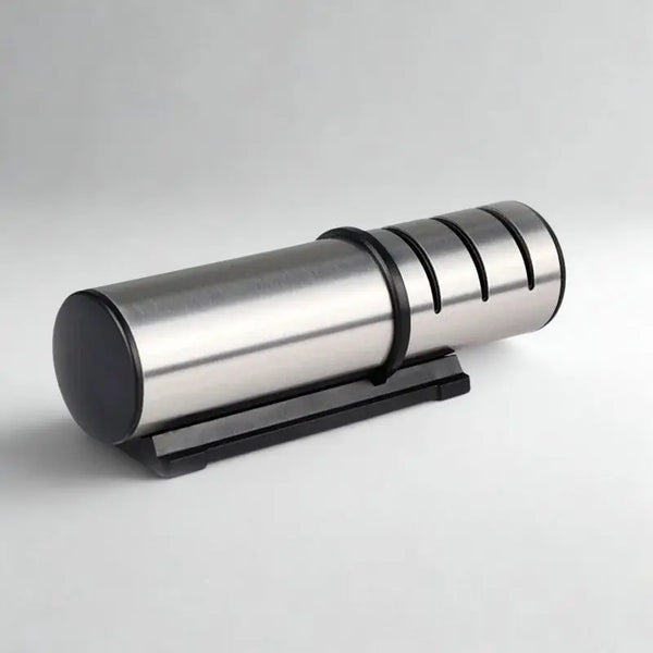 Aiguiseur manuel sur fond gris