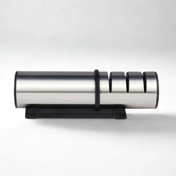 Aiguiseur manuel sur fond gris