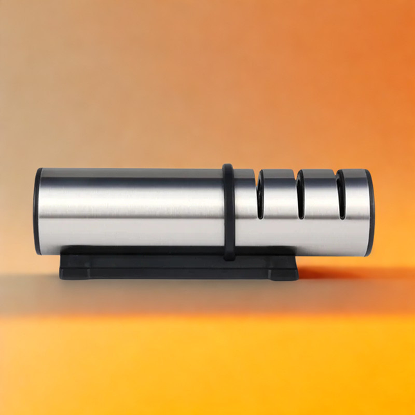 Aiguiseur manuel sur fond orange