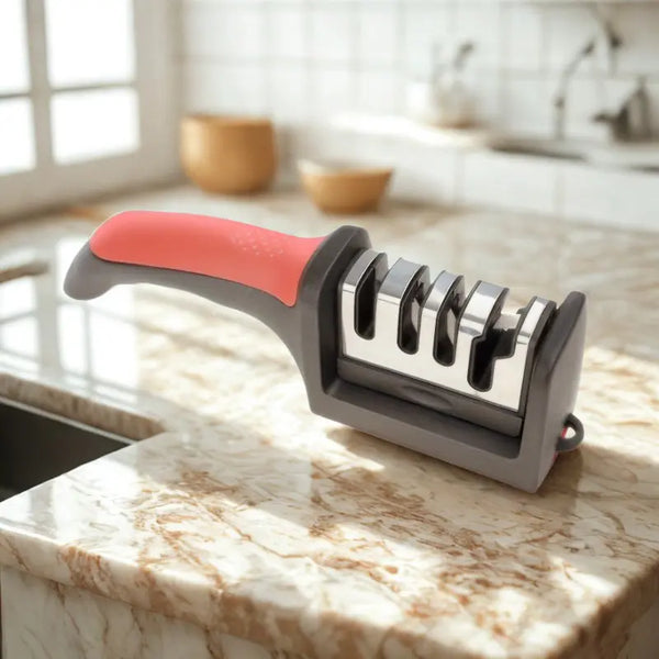 Aiguiseur manuel sur fond marbre beige