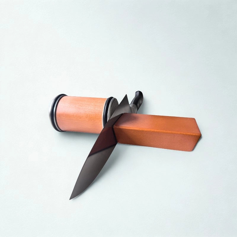 Aiguiseur rotatif en bois sur fond blanc