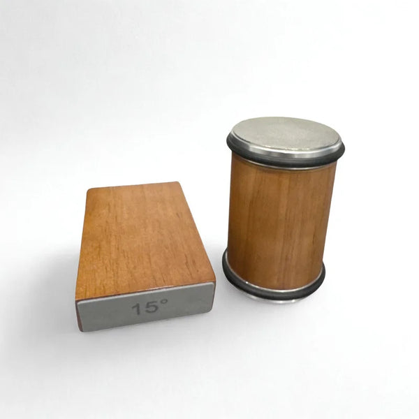 Aiguiseur rotatif en bois sur fond blanc