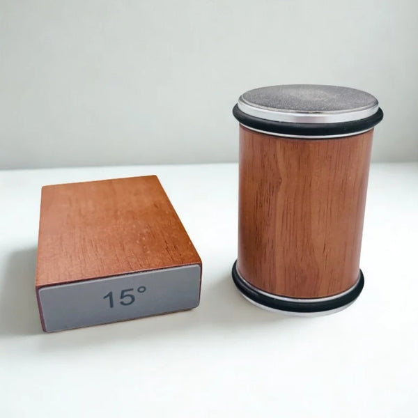 Aiguiseur rotatif en bois sur fond blanc