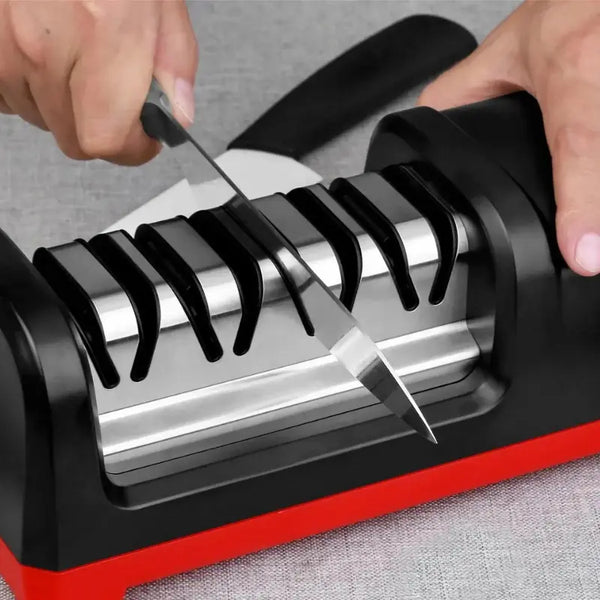 Couteau aiguisé à l'aiguiseur de couteau électrique