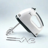 Batteur électrique sur fond blanc