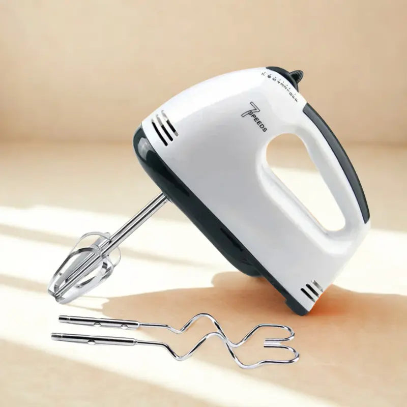 Batteur électrique sur fond beige